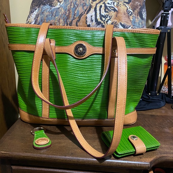 Dooney & Bourke Handbags - DOONEY AND BOURKE LEATHER TOTE IN EUC W/WALLET AND KEYCHAIN